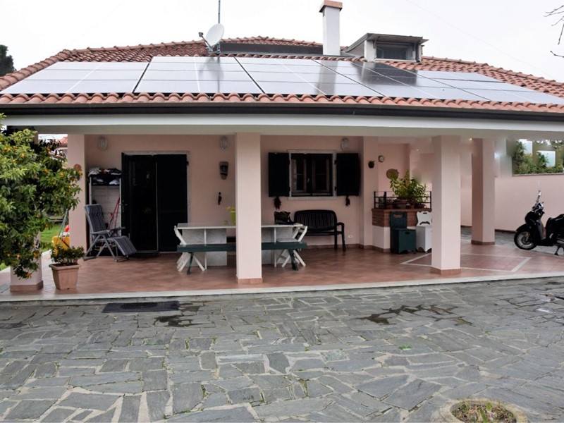 Villa in Vendita a Carrara, zona Marina di Carrara, 899'000€, 200 m², arredato