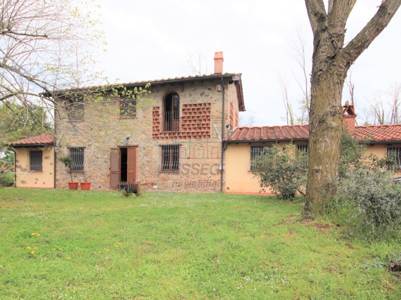 Casale in Vendita a Capannori, 800'000€, 180 m², con Box