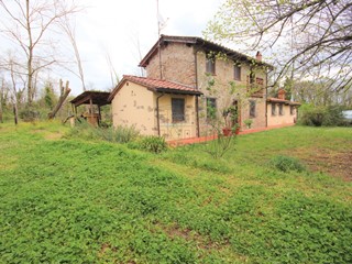 Casale in Vendita a Capannori, 800'000€, 180 m², con Box