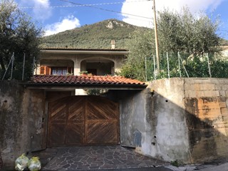 Casa Indipendente in Vendita a Pietrasanta, zona Valdicastello Carducci, 700'000€, 