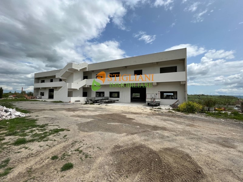 Immobile commerciale in Affitto a Campobasso, zona Contrada San Giovanni in Golfo, 12'500€, 2500 m²
