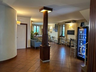 Immobile commerciale in Vendita a Siena, 950'000€, 470 m²