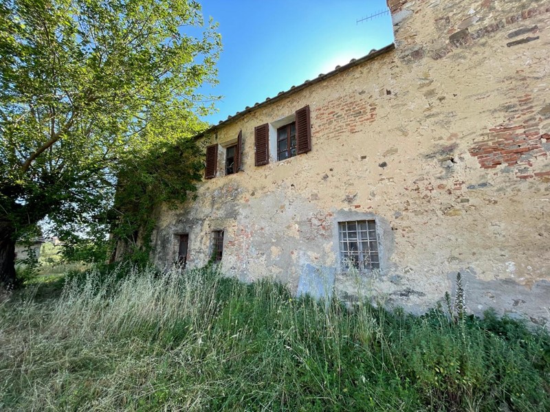 Casale in Vendita a Poggibonsi, 300'000€, 350 m²
