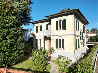 Villa in Vendita a Lucca, zona Circonvallazione, 790'000€, 350 m²