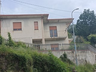 Casa Indipendente in Vendita a Lamezia Terme, 170'000€, 290 m²