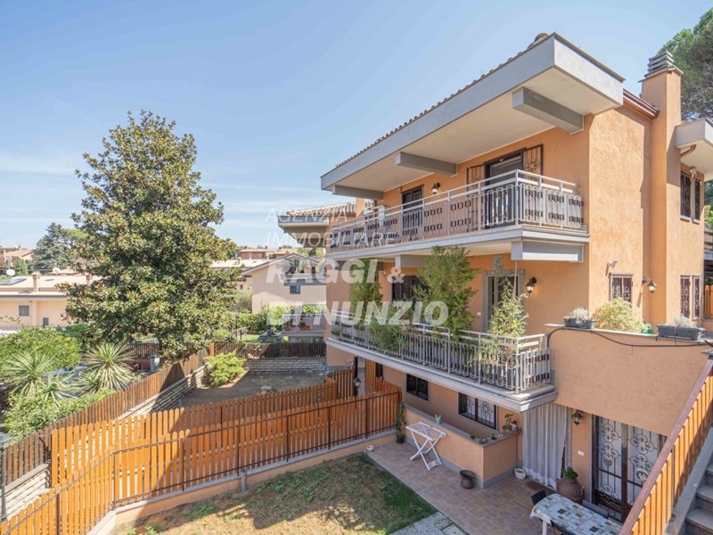 Appartamento in Vendita a Monte Porzio Catone, 299'000€, 120 m², arredato