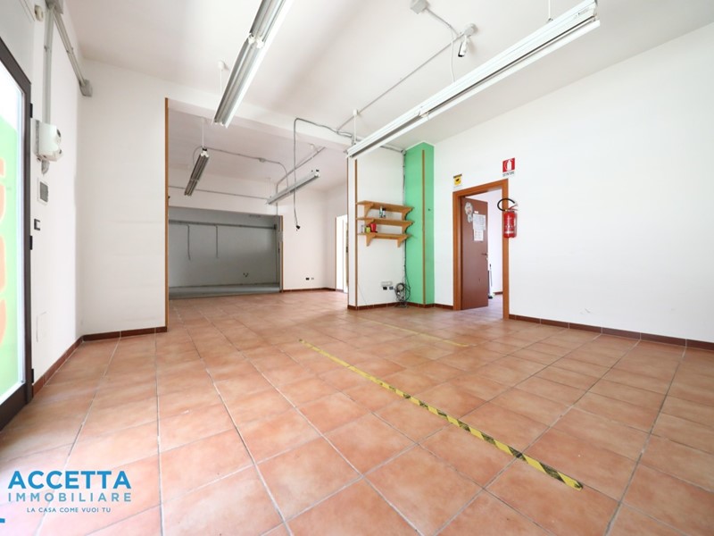 Immobile commerciale in Affitto a Taranto, zona Talsano, 1'000€, 199 m²