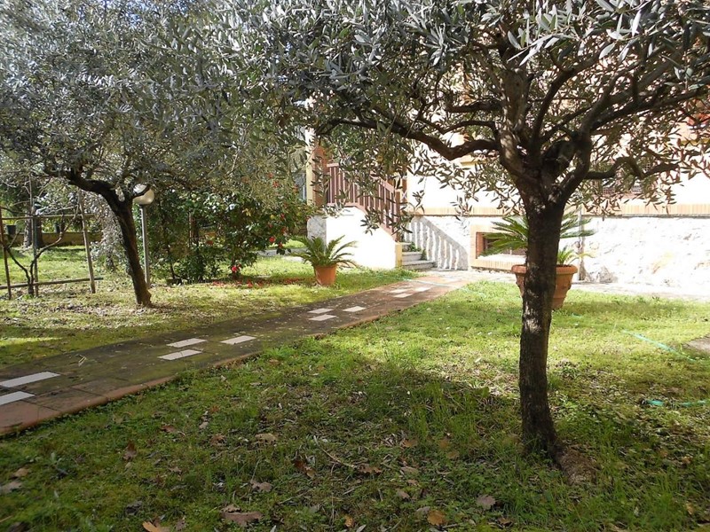 Villa bifamiliare in Vendita a Massa, zona Romagnano, 260'000€, 140 m², arredato, con Box
