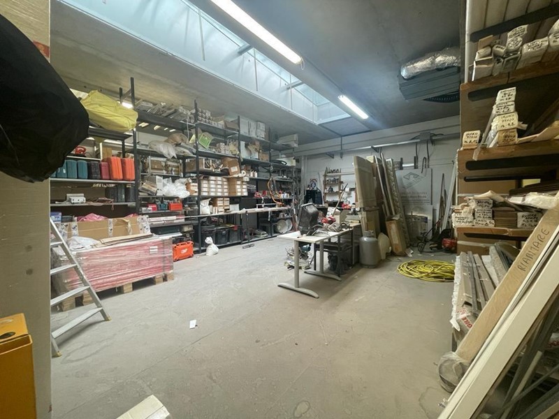 Capannone in Vendita a Massa, 750'000€, 656 m²