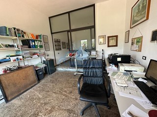 Immobile commerciale in Affitto a Luni, 450€, 45 m²