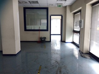 Negozio in Affitto a Bari, 700€, 62 m²