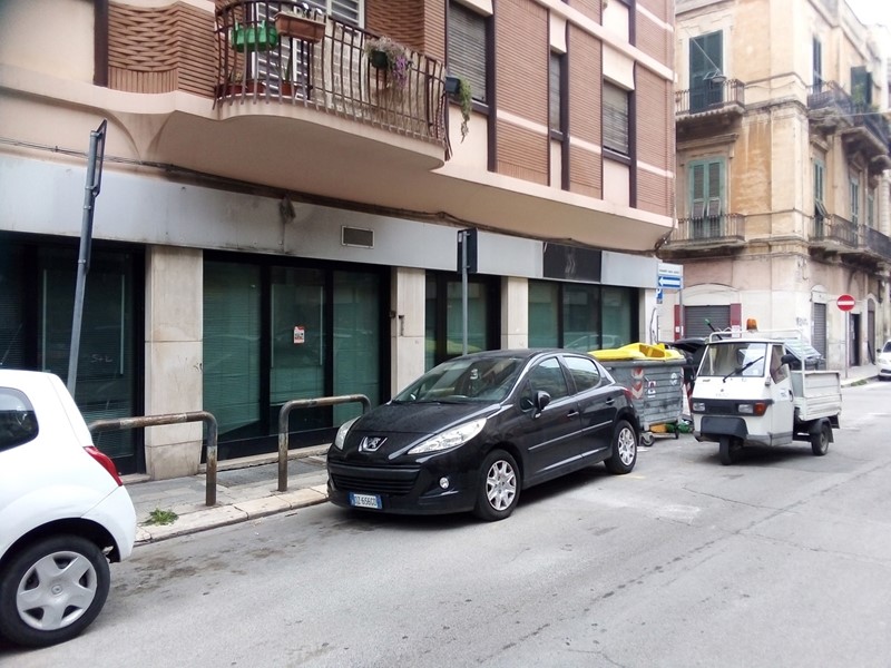Negozio in Affitto a Bari, 450€, 42 m²