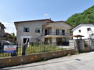 Casa Indipendente in Vendita a Chiampo, 245'000&euro;, 330 m²