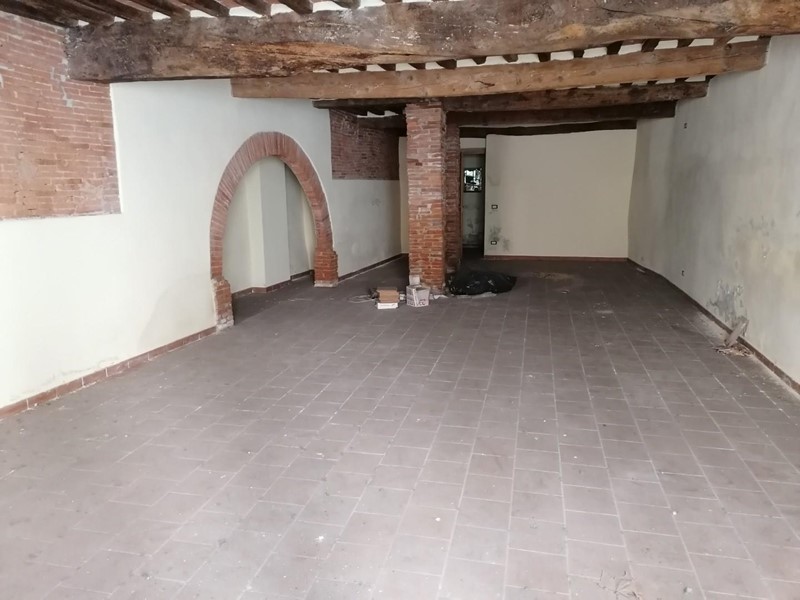 Magazzino in Vendita a Lucca, 150'000€, 100 m²
