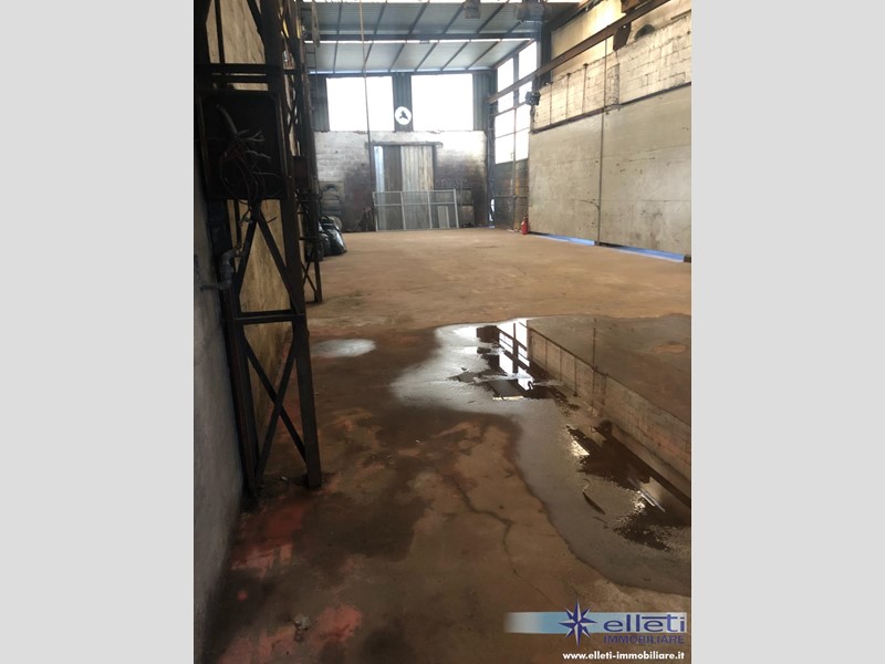 Capannone in Vendita a Massa, zona Mirteto, 300'000€, 1000 m²