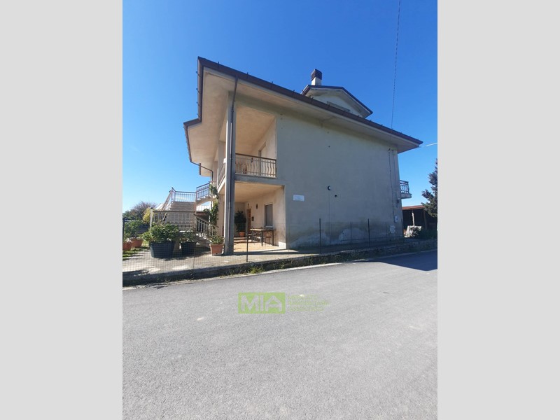 Casa Indipendente in Vendita a Montegiorgio, zona Cerreto, 300 m², arredato