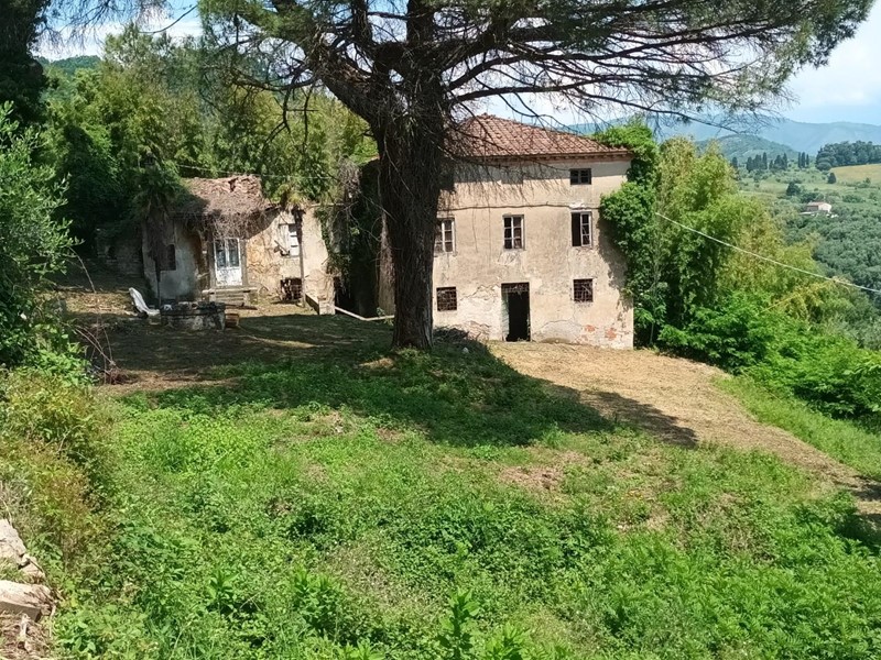 Casale in Vendita a Lucca, zona Mastiano, 300'000€, 370 m²