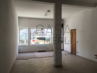 Immobile commerciale in Vendita a Aosta, zona Corso Padre Lorenzo, 100'000&euro;, 55 m²