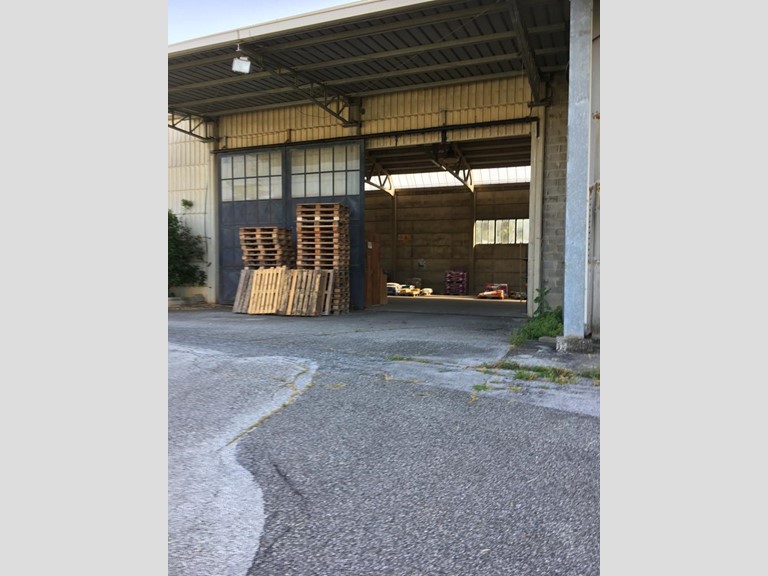 Capannone in Vendita a Carrara, 800 m²