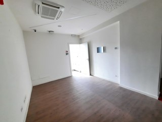 Ufficio in Affitto a Lucca, zona Sorbano, 1'200€, 120 m²