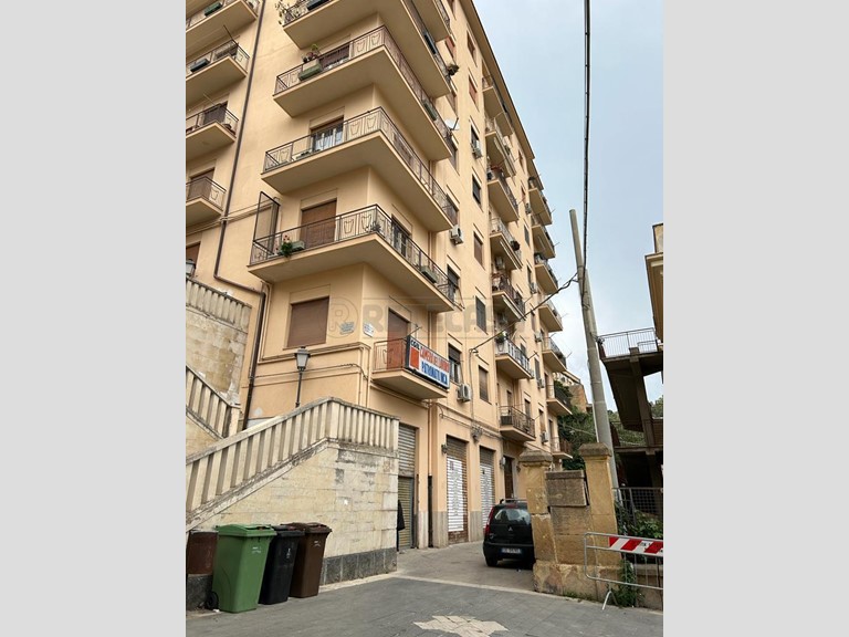 Appartamento in Vendita a Caltanissetta, 120'000€, 236 m²