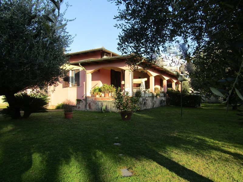 Villa in Vendita a Carrara, zona Marina di Carrara, 1'700'000€, 420 m², arredato, con Box