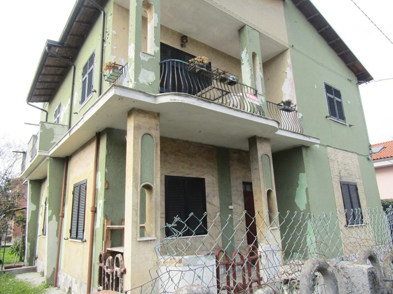 Casa Semi Indipendente in Vendita a Carrara, zona Avenza, 250'000€, 100 m²