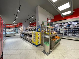 Negozio in Vendita a Battipaglia, 1000 m²