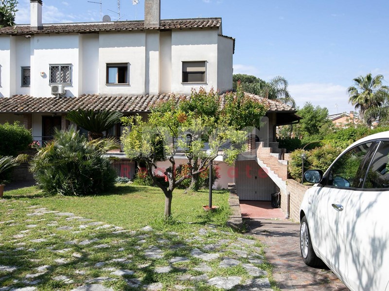 Villa in Vendita a Roma, zona Axa, 440'000€, 200 m²