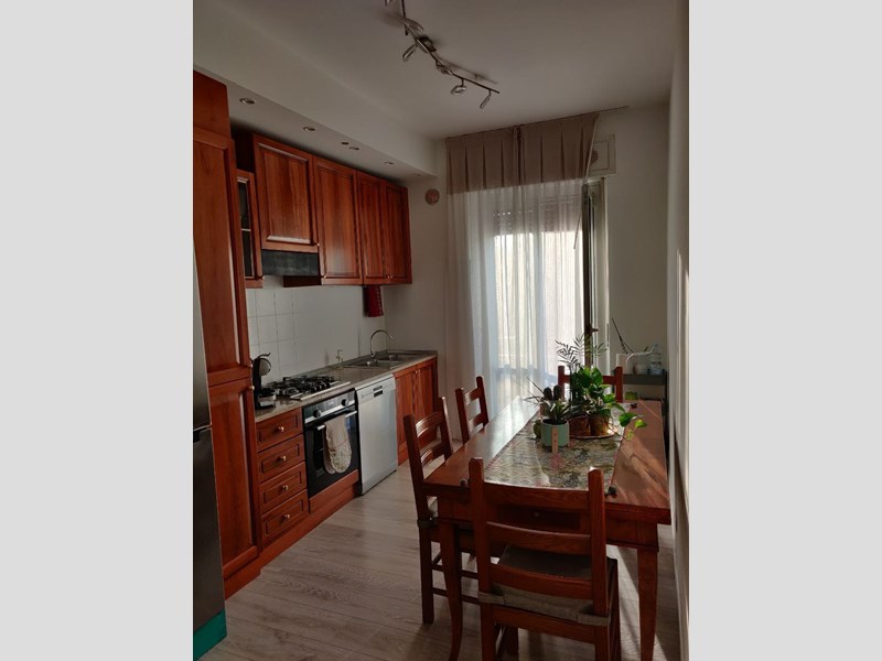 Trilocale in Vendita a Verona, zona Borgo Roma, 140'000€, 70 m²