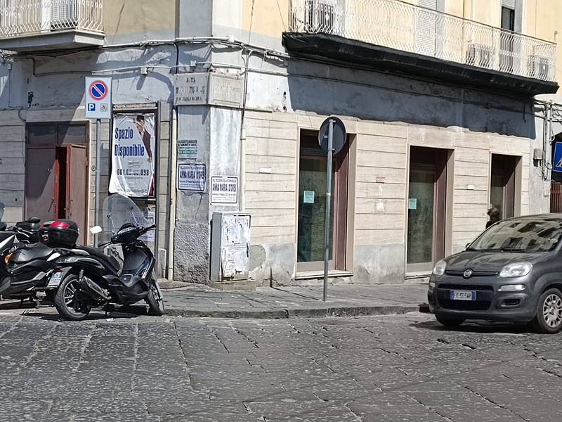 Immobile commerciale in Vendita a Napoli, zona Piazza Gian Battista Vico 58 , 250'000€, 145 m²