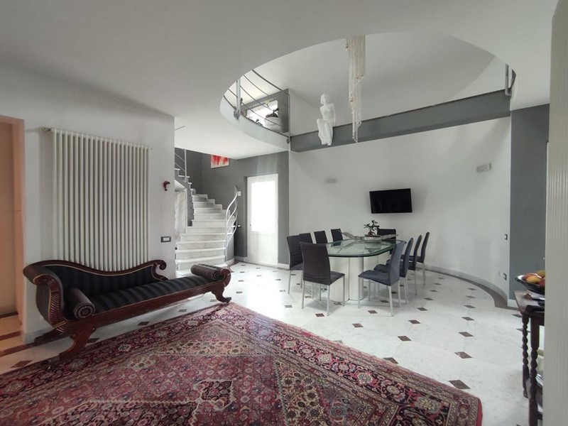 Villa in Vendita a Carrara, zona Marina di Carrara, 850'000€, 200 m², arredato