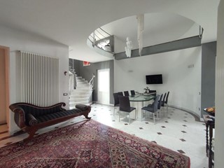 Villa in Vendita a Carrara, zona Marina di Carrara, 850'000€, 200 m², arredato