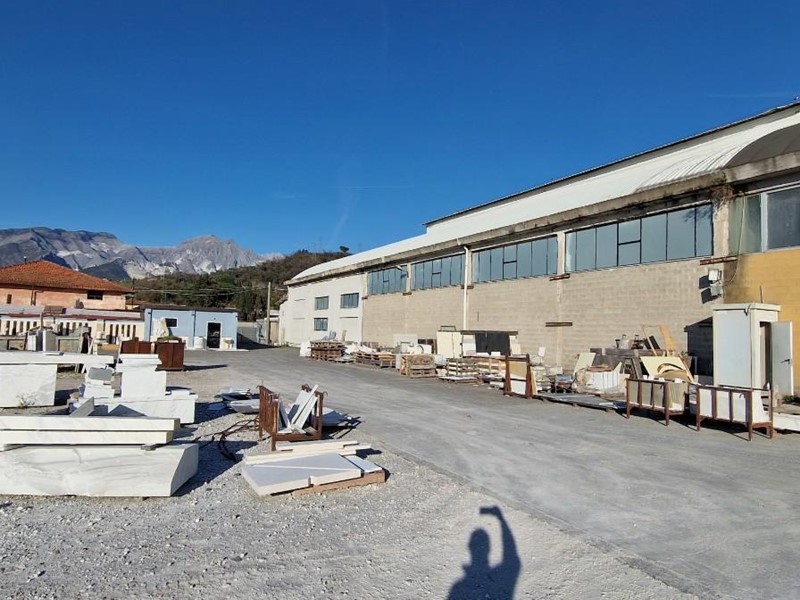 Capannone in Vendita a Carrara, zona Avenza, 850'000€, 550 m²