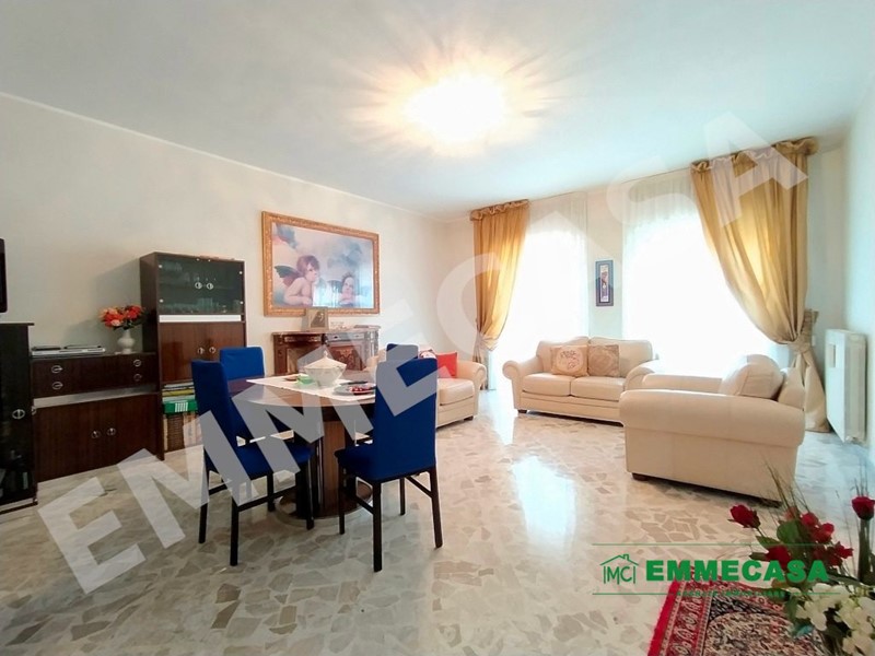 Quadrilocale in Vendita a Valenzano, 215'000&euro;, 150 m²