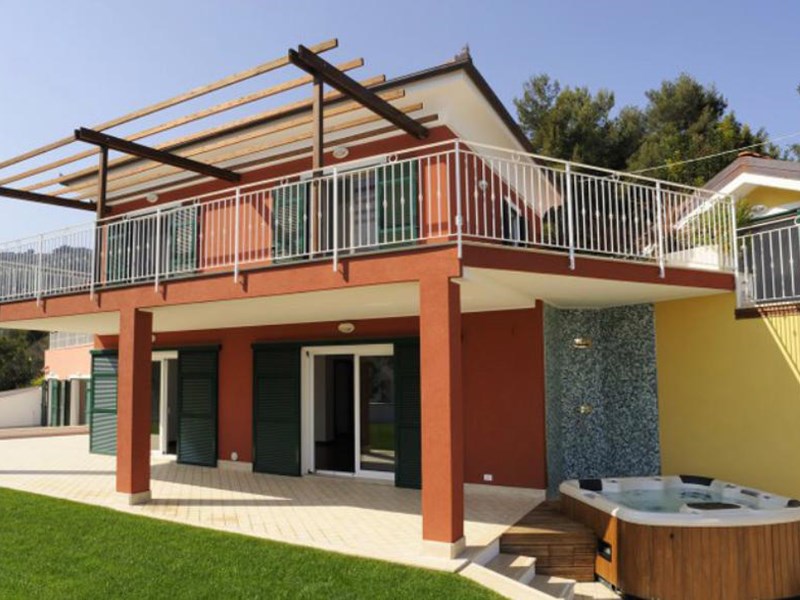 Villa in Vendita a Alassio, zona Baia Di Alassio, 1'590'000€, 400 m², con Box