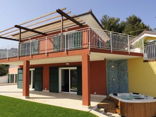 Villa in Vendita a Alassio, zona Baia Di Alassio, 1'590'000€, 400 m², con Box