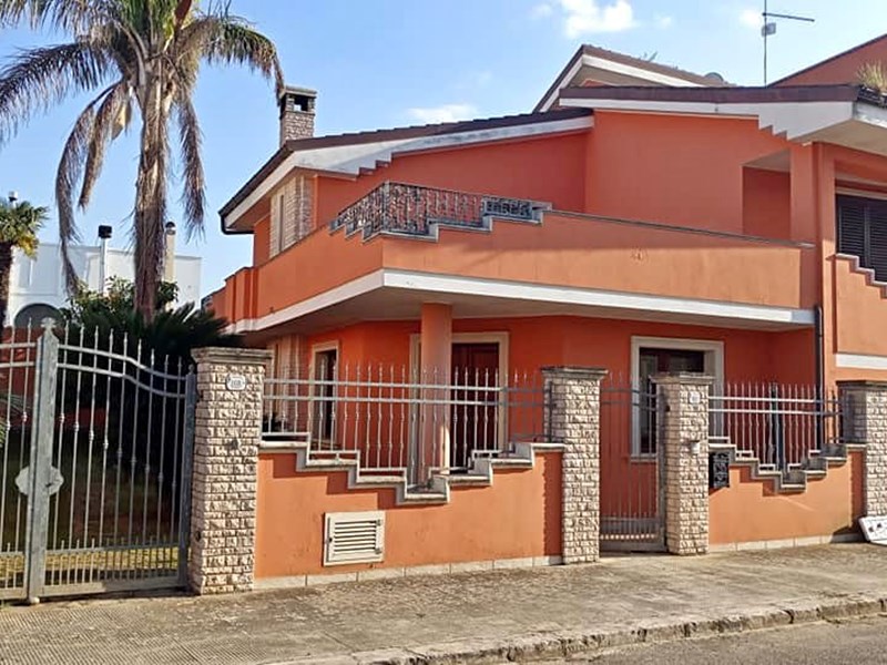Villa in Vendita a Guagnano, zona Via Umberto 1 n. 106, 210'000€, 250 m², con Box