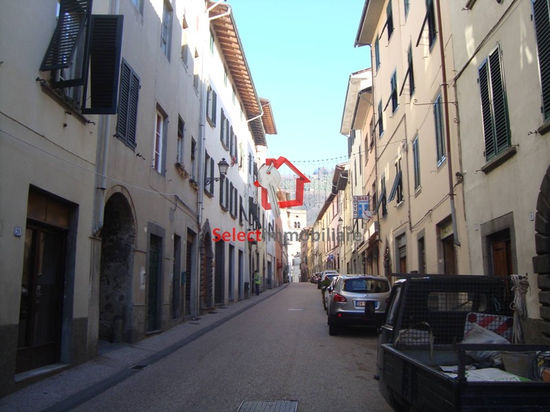 Appartamento in Vendita a Borgo a Mozzano, zona capoluogo, 120'000€, 148 m²