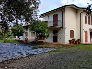 Villa in Vendita a Cascina, zona San Frediano a Settimo, 650'000€, 300 m², con Box