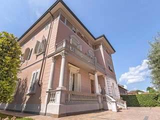Villa in Vendita a Santa Croce sull'Arno, 630'000€, 480 m², con Box