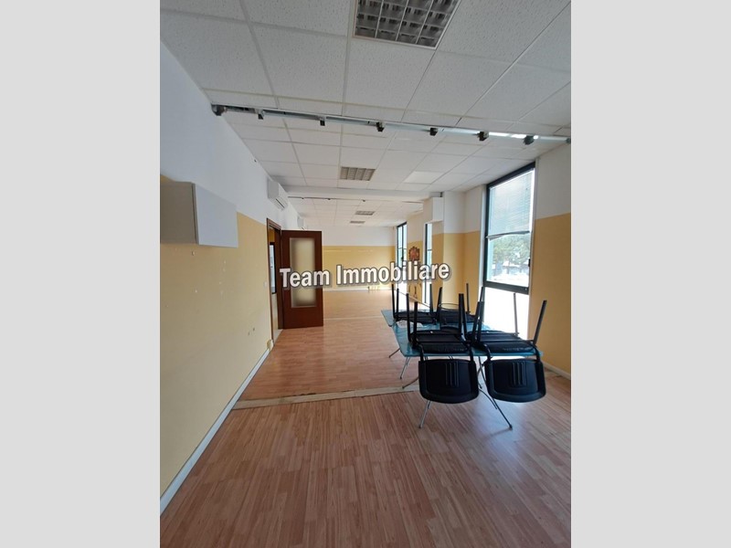 Ufficio in Affitto a Livorno, 1'300€, 100 m²