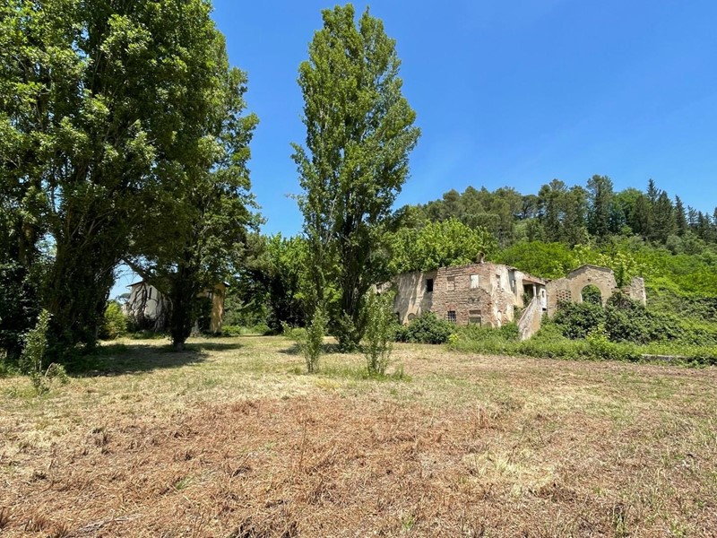 Attività commerciale in Vendita a San Miniato, zona Corazzano, 420'000€, 133500 m²