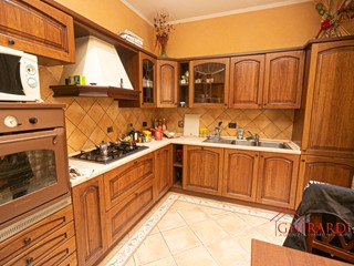 Appartamento in Vendita a Genova, zona Sestri Ponente, 84'000€, 71 m²