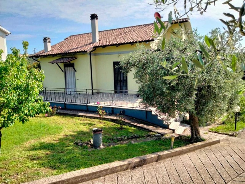 Casa Indipendente in Vendita a Amelia, 425'000€, 233 m², con Box
