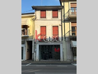 Immobile commerciale in Vendita a Lonigo, 182 m²