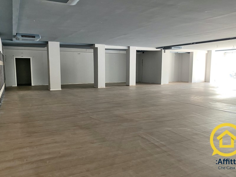 Immobile commerciale in Affitto a Cesena, zona Zona Ospedale, 5'000€, 380 m²