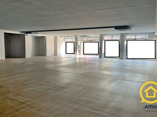 Immobile commerciale in Affitto a Cesena, zona Zona Ospedale, 5'000€, 380 m²