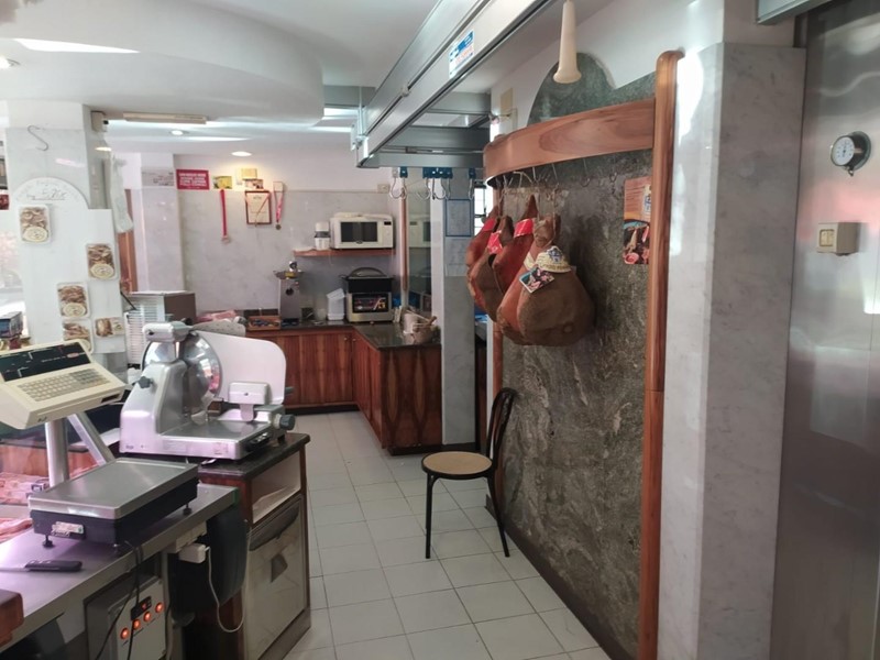 Attività commerciale in Vendita a Massarosa, zona Stiava, 130'000€, 90 m²
