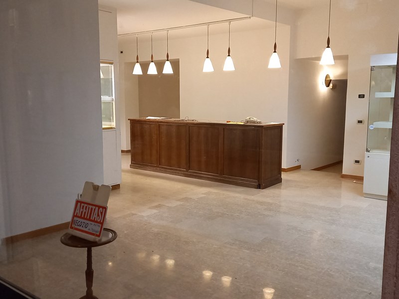 Negozio in Affitto a Thiene, zona pieno centro, 900€, 90 circa